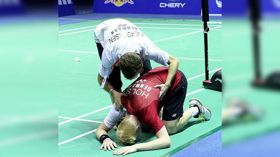 Emil Holst langsung sujud syukur setelah mengalahkan Chong Wei Feng. - INDOSPORT